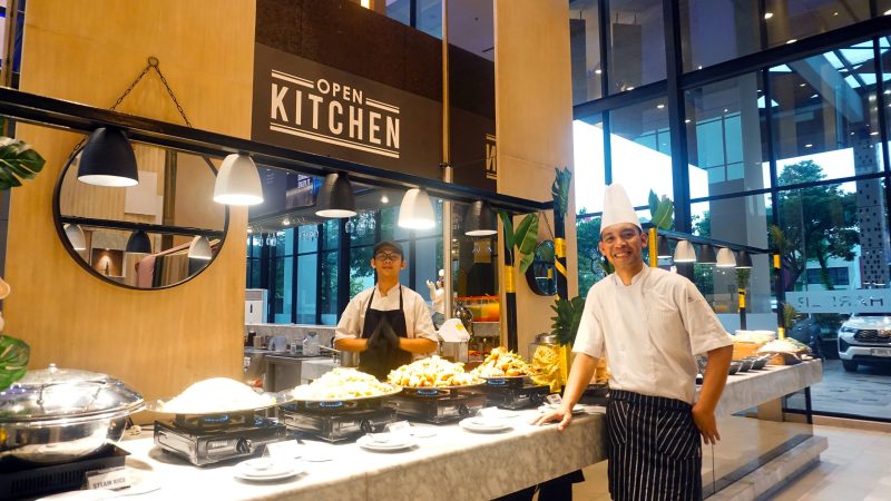 Chef Dadan Ginanjar selaku Senior Sous Chef di Harper Cikarang mengatakan, kami percaya bahwa momen kebersamaan ini layak dirayakan dengan penuh semangat, dan kami berkomitmen untuk menyediakan lingkungan yang nyaman dan ramah untuk semua tamu kami. 