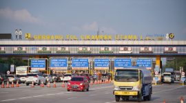Gerbang Tol (GT) Cikampek Utama Jalan Tol Jakarta-Cikampek menuju GT Kalikangkung Jalan Tol Batang-Semarang pada arus mudik.