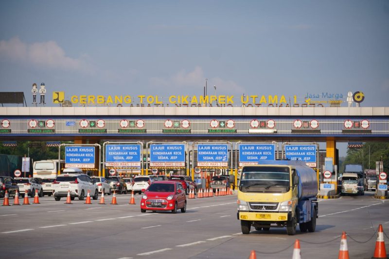Gerbang Tol (GT) Cikampek Utama Jalan Tol Jakarta-Cikampek menuju GT Kalikangkung Jalan Tol Batang-Semarang pada arus mudik.