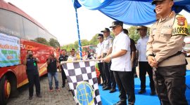 Pj. Wali Kota Bekasi Gani Muhamad bersama jajaran Dishub melepas keberangkatan 550 peserta mudik gratis ke 3 (tiga) Kota di Jawa Tengah, yakni Jogjakarta, Solo, dan Semarang.