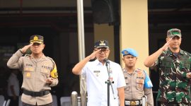 Pj. Wali Kota Bekasi Gani Muhamad melepas tugas personil Operasi Ketupat Jaya untuk wilayah Kota Bekasi dan sekitarnya bertempat di Halaman Kantor Polres Metro Bekasi Kota, pada Rabu (03/04/2024).