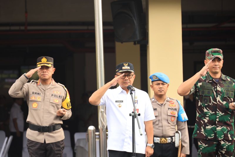 Pj. Wali Kota Bekasi Gani Muhamad melepas tugas personil Operasi Ketupat Jaya untuk wilayah Kota Bekasi dan sekitarnya bertempat di Halaman Kantor Polres Metro Bekasi Kota, pada Rabu (03/04/2024).