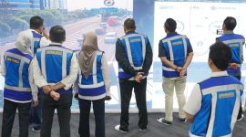 Wakil Menteri BUMN Kartika Wirjoatmodjo dan Pimpinan Redaksi Media di Jasa Marga Tollroad Command Center (JMTC) pada Kamis (04/04). 