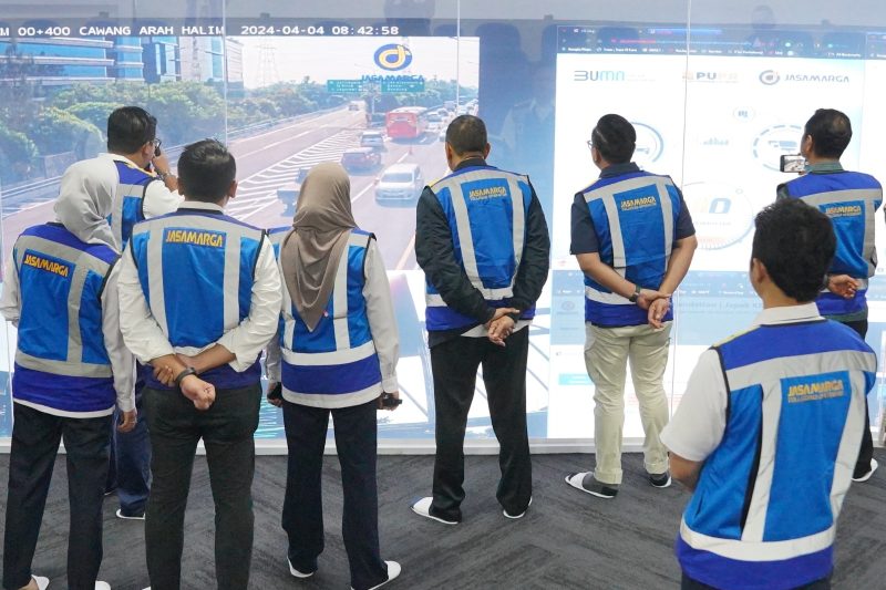 Wakil Menteri BUMN Kartika Wirjoatmodjo dan Pimpinan Redaksi Media di Jasa Marga Tollroad Command Center (JMTC) pada Kamis (04/04).