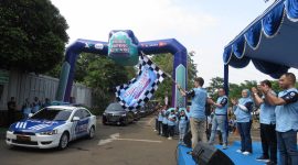 Direktur & Chief Commercial Officer - Consumer XL Axiata, David Arcelus Oses (pegang bendera) bersama jajaran Manajemen XL Axiata melakukan  seremoni pelepasan peserta mudik bareng XL Axiata 2024 di Jakarta pada Jumat (5/4). Sedikitnya 500 peserta mengikuti program ini, dengan tujuan ke sejumlah kota di Jawa Barat, Jawa Tengah, DI Yogyakarta, dan Jawa Timur. XL Axiata telah menyiapkan 12 unit bus besar, 5 unit Innova, dan 5 unit Alphard.
