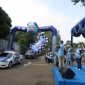 Direktur & Chief Commercial Officer - Consumer XL Axiata, David Arcelus Oses (pegang bendera) bersama jajaran Manajemen XL Axiata melakukan  seremoni pelepasan peserta mudik bareng XL Axiata 2024 di Jakarta pada Jumat (5/4). Sedikitnya 500 peserta mengikuti program ini, dengan tujuan ke sejumlah kota di Jawa Barat, Jawa Tengah, DI Yogyakarta, dan Jawa Timur. XL Axiata telah menyiapkan 12 unit bus besar, 5 unit Innova, dan 5 unit Alphard.