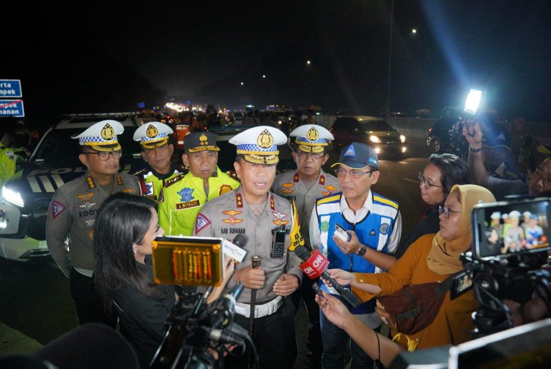 PT Jasa Marga (Persero) Tbk mendukung pemberlakuan rekayasa lalu lintas One Way hari ini, Jumat (05/04/2024), sejak pukul 21.50 WIB dari KM 72 Cikampek (Jalan Tol Cipali) s.d KM 414 Gerbang Tol (GT) Kalikangkung Jalan Tol Batang-Semarang.