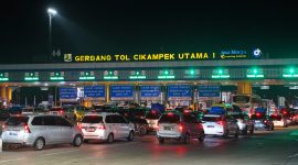 Saat ini rekayasa lalu lintas one way tersebut dihentikan pada pukul 22.40 WIB dan lalu lintas kendaraan menuju arah Timur kembali normal.