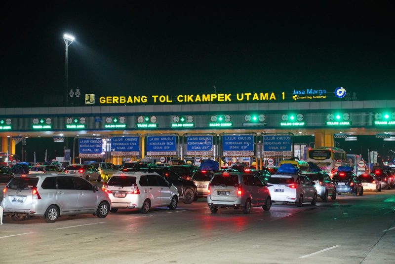 Saat ini rekayasa lalu lintas one way tersebut dihentikan pada pukul 22.40 WIB dan lalu lintas kendaraan menuju arah Timur kembali normal.