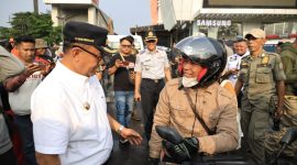 Pj. Wali Kota Bekasi, Gani Muhamad melakukan peninjauan langsung terhadap titik pos pelayanan lebaran 2024.