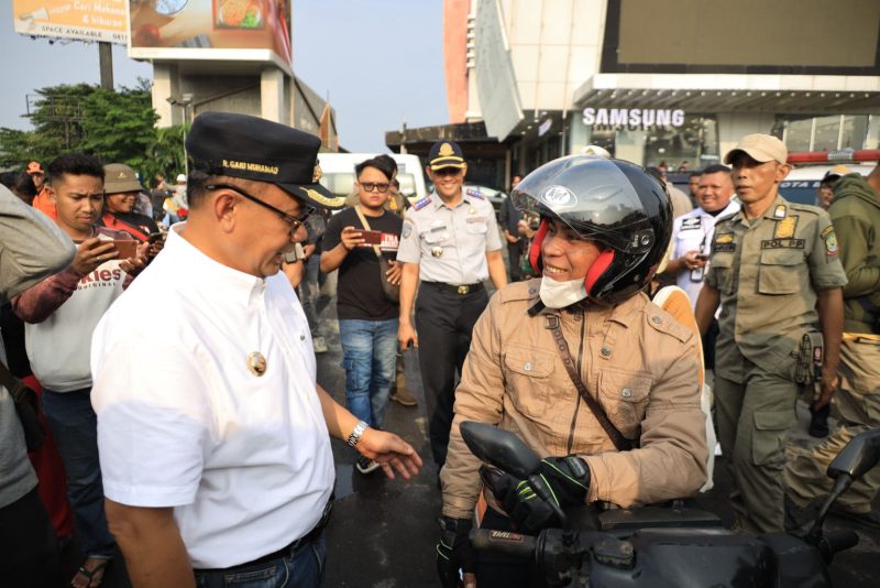 Pj. Wali Kota Bekasi, Gani Muhamad melakukan peninjauan langsung terhadap titik pos pelayanan lebaran 2024.