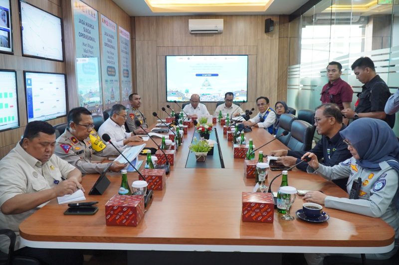 Kesiapan Arus Balik : Menteri Koordinator Bidang Pembangunan Manusia dan Kebudayaan (Menko PMK) Muhadjir Effendy, Menteri Perhubungan (Menhub) Budi Karya Sumadi dan Kakorlantas Polri Irjen Pol Aan Suhanan meninjau kesiapan arus balik Jasa Marga.