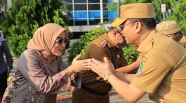 Apel Pagi : para Aparatur di Lingkungan Pemerintah Kota Bekasi. Berkenaan dengan hal tersebut, Pj. Wali Kota Bekasi, Gani Muhamad pimpin langsung Apel Pagi Perdana selepas libur lebaran.