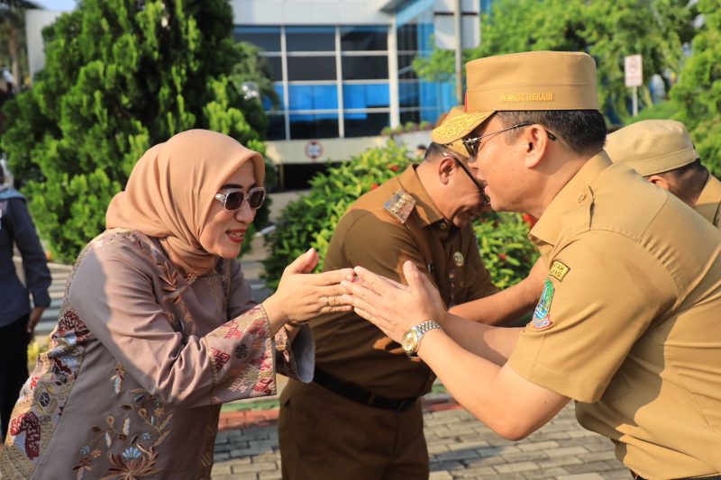 Apel Pagi : para Aparatur di Lingkungan Pemerintah Kota Bekasi. Berkenaan dengan hal tersebut, Pj. Wali Kota Bekasi, Gani Muhamad pimpin langsung Apel Pagi Perdana selepas libur lebaran.
