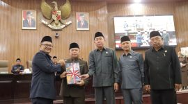 Pj. Wali Kota Bekasi Gani Muhamad bersama seluruh Kepala OPD Kota Bekasi hadiri Rapat Paripurna Laporan Keterangan Pertanggung Jawaban (LKPJ) 2023.