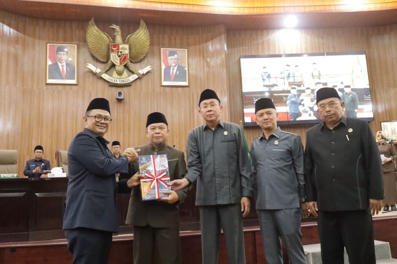 Pj. Wali Kota Bekasi Gani Muhamad bersama seluruh Kepala OPD Kota Bekasi hadiri Rapat Paripurna Laporan Keterangan Pertanggung Jawaban (LKPJ) 2023.