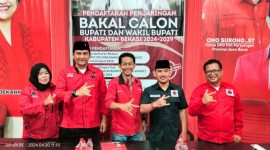 Anggota DPRD Kabupaten Bekasi Fraksi PDI Perjuangan, Ade Kuswara Kunang mendaftarkan diri untuk mencalonkan Bupati Bekasi periode 2024-2029, ke kantor DPC PDI Perjuangan.