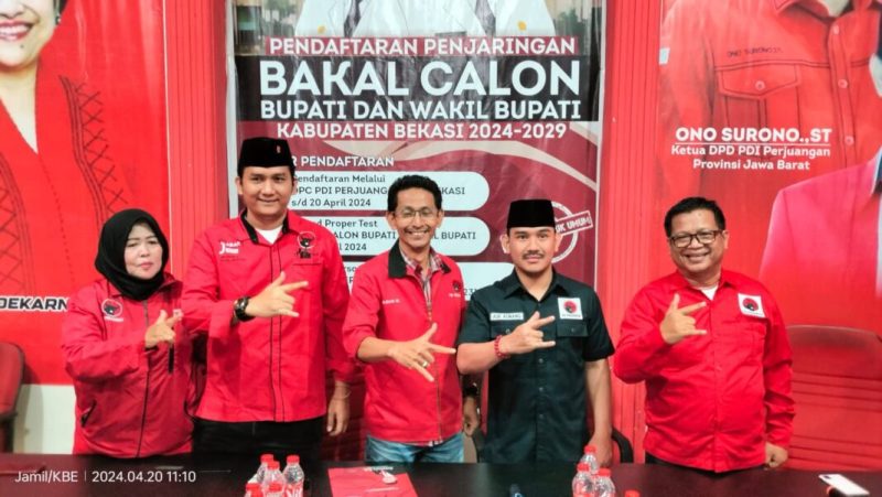 Anggota DPRD Kabupaten Bekasi Fraksi PDI Perjuangan, Ade Kuswara Kunang mendaftarkan diri untuk mencalonkan Bupati Bekasi periode 2024-2029, ke kantor DPC PDI Perjuangan.
