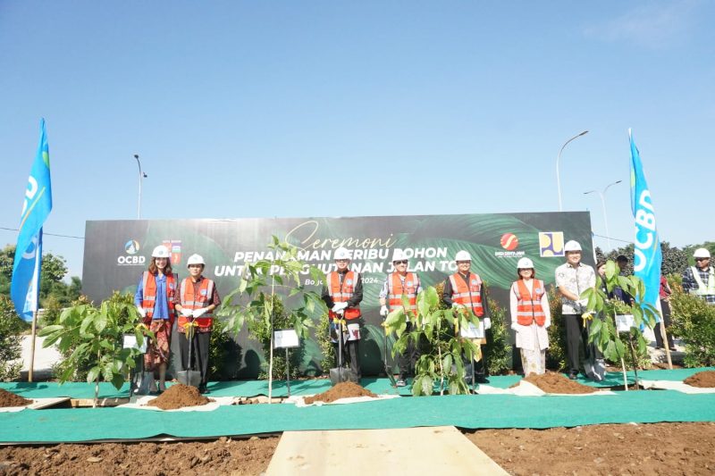 Bogor Outer Ring Road (BORR) melakukan penanaman 1.000 pohon. Penanaman pohon.