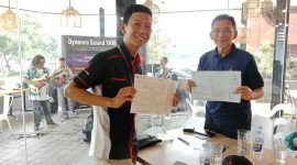 Sales Sun Star Prima Motors memberikan hadiah kepada konsumen yang telah melakukan SPK.