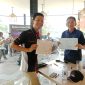 Sales Sun Star Prima Motors memberikan hadiah kepada konsumen yang telah melakukan SPK.