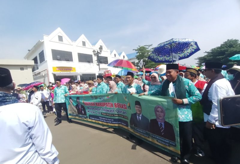 Meriah : Para peserta pawai Ta'aruf MTQ ke-38 tingkat Provinsi Jawa Barat.