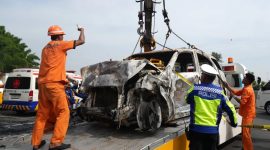 Kecelakaan melibatkan tiga kendaraan terjadi di tol Jakarta-Cikampek KM 58, Karawang, Jawa Barat, Senin (8/4/2024).