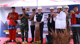 Penjabat Bupati Bekasi Dani Ramdan didampingi Kepala Dinas Sumber Daya Air Bina Marga dan Bina Konstruksi (SDA-BMBK) Kabupaten Bekasi Henri Lincoln bersama unsur Muspika Kecamatan, melakukan Groundbreaking Pembangunan Jembatan Citarum Penghubung Desa. Pantai Mekar dan Desa. Pantai Bakti Kecamatan Muara Gembong. Pada Rabu, (03/04/2024).