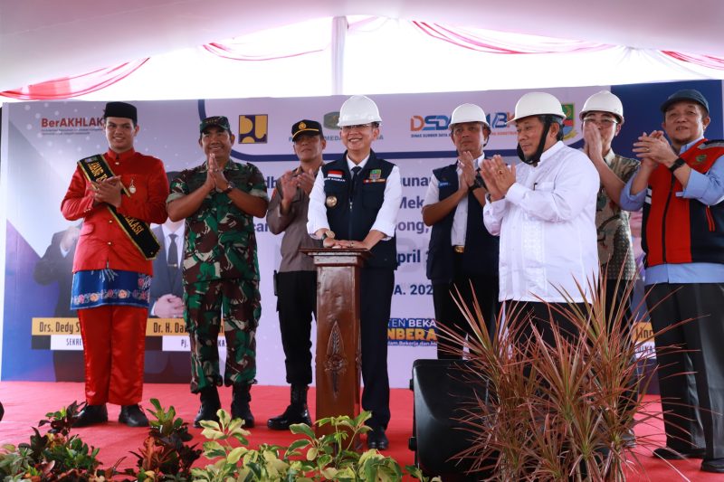 Penjabat Bupati Bekasi Dani Ramdan didampingi Kepala Dinas Sumber Daya Air Bina Marga dan Bina Konstruksi (SDA-BMBK) Kabupaten Bekasi Henri Lincoln bersama unsur Muspika Kecamatan, melakukan Groundbreaking Pembangunan Jembatan Citarum Penghubung Desa. Pantai Mekar dan Desa. Pantai Bakti Kecamatan Muara Gembong. Pada Rabu, (03/04/2024).