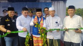POSKO MUDIK : Pj Bupati Bekasi Dani Ramdan resmi membuka posko mudik lebaran DPD KNPI Kabupaten Bekasi 1445 Hijriah yang ditandai dengan potong pita di Jalur Pantura Perbatasan Bekasi - Karawang, Desa Kedungwaringin, Kecamatan Kedungwaringin pada Jumat, (05/04/2024).