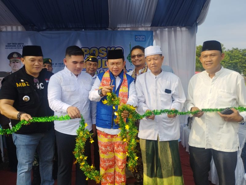 POSKO MUDIK : Pj Bupati Bekasi Dani Ramdan resmi membuka posko mudik lebaran DPD KNPI Kabupaten Bekasi 1445 Hijriah yang ditandai dengan potong pita di Jalur Pantura Perbatasan Bekasi - Karawang, Desa Kedungwaringin, Kecamatan Kedungwaringin pada Jumat, (05/04/2024).