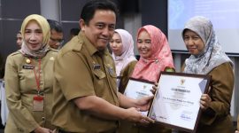 Sekda. Kabupaten Bekasi Dedy Supriyadi menghadiri rapat koordinasi Capacity Building Tim Percepatan dan Perluasan Digitalisasi Daerah, Sekaligus menyerahkan piagam penghargaan kepada 9 perangkat daerah penghasil PAD yang menerapkan sistem ETPD. Bertempat di Ballroom Sakura Park Hotel, Cikarang Pusat. Senin, (22/04/2024).