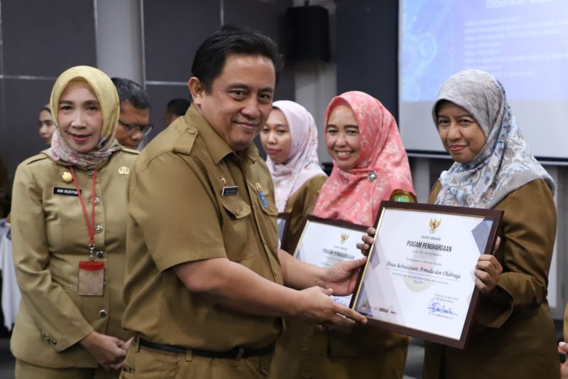 Sekda. Kabupaten Bekasi Dedy Supriyadi menghadiri rapat koordinasi Capacity Building Tim Percepatan dan Perluasan Digitalisasi Daerah, Sekaligus menyerahkan piagam penghargaan kepada 9 perangkat daerah penghasil PAD yang menerapkan sistem ETPD. Bertempat di Ballroom Sakura Park Hotel, Cikarang Pusat. Senin, (22/04/2024).