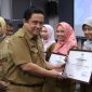 Sekda. Kabupaten Bekasi Dedy Supriyadi menghadiri rapat koordinasi Capacity Building Tim Percepatan dan Perluasan Digitalisasi Daerah, Sekaligus menyerahkan piagam penghargaan kepada 9 perangkat daerah penghasil PAD yang menerapkan sistem ETPD. Bertempat di Ballroom Sakura Park Hotel, Cikarang Pusat. Senin, (22/04/2024).