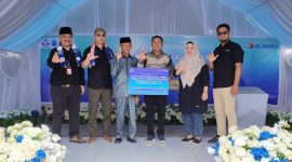 Chief of Human Capital Officer XL Axiata, M Hira Kurnia, Ketua Yayasan MTXL, Fery Firman N. A., Ketua Yayasan Al Amin, Ardin, Kepala Sekolah MI Al Amin, Iskandar, S.Pd, Human Capital Expert XL Axiata, Retno Wulan dan Director Finance & Solution MTXL, Cartesius Nugroho berfoto bersama pada peresmian proyek pembangunan Madrasah Ibtidaiyah dan sarana pendukungnya di Kabupaten Buton Tengah, Sulawesi Tenggara, Jumat (24/05). Proyek ini dibangun sejak Desember 2023, saat ini madrasah berlokasi di Desa Tolandona Matanaeo, Kecamatan Sangia Wambulu tersebut telah siap pakai. Pengadaan sarana pendidikan tingkat dasar ini menelan dana sekitar hampir Rp 800 Juta yang dibiayai dari dana karyawan dan manajemen XL Axiata.