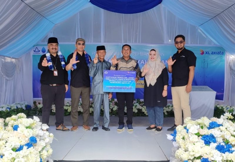 Chief of Human Capital Officer XL Axiata, M Hira Kurnia, Ketua Yayasan MTXL, Fery Firman N. A., Ketua Yayasan Al Amin, Ardin, Kepala Sekolah MI Al Amin, Iskandar, S.Pd, Human Capital Expert XL Axiata, Retno Wulan dan Director Finance & Solution MTXL, Cartesius Nugroho berfoto bersama pada peresmian proyek pembangunan Madrasah Ibtidaiyah dan sarana pendukungnya di Kabupaten Buton Tengah, Sulawesi Tenggara, Jumat (24/05). Proyek ini dibangun sejak Desember 2023, saat ini madrasah berlokasi di Desa Tolandona Matanaeo, Kecamatan Sangia Wambulu tersebut telah siap pakai. Pengadaan sarana pendidikan tingkat dasar ini menelan dana sekitar hampir Rp 800 Juta yang dibiayai dari dana karyawan dan manajemen XL Axiata.