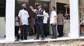 Meninjau: Penjabat Bupati Bekasi, Dani Ramdan saat meninjau rehabilitasi SMPN 1 Cikarang Barat, Telaga Asih, Kabupaten Bekasi, pada beberapa waktu yang lalu.