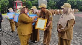 Plh. Sekretaris Daerah Kota Bekasi, Dwie Andyarini Dian Arga menjadi pembina apel pagi Aparatur dilingkungan Kantor Wali Kota Bekasi, pada Senin, (27/5/2024).