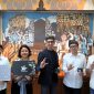  Regional Group Head XL Axiata East Region, Dodik Ariyanto, Group Head Premium Segment XL Axiata, Randu Zulmi, Chief Marketing Officer XL Axiata, Alfons Eric Bosch Sansa, Group Head Indirect Channel XL Axiata, Junius Khoestadi dan Group Head Direct Channel Management XL Axiata, Muhamad Novan Adilandy berfoto bersama pada saat peresmian XL Center Bali, Selasa (28/05).  XL Axiata terus meningkatkan komitmennya dalam memberikan pelayanan dan pengalaman terbaik serta kemudahan untuk para elanggannya. Paling  baru yang diusung oleh XL Axiata adalah dengan menghadirkan konsep baru dengan memberikan layanan yang lebih baik didukung oleh suasana budaya lokal Bali untuk XL Center yang terletak di Jl. Sunset Road, Badung Bali.