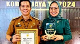 Penghargaan: Lurah Jatirangga Ahmad Apandi saat di dampingi istrinya.