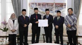 Pj Gubernur Jawa Barat, Bey Triadi Machmudin, menyerahkan Surat Keputusan (SK) Perpanjangan Penjabat Bupati Bekasi dari Menteri Dalam Negeri (Mendagri) M Tito Karnavian kepada Dr. H. Dani Ramdan, MT, di Gedung Pakuan, Kota Bandung, pada Kamis (23/5/2024).