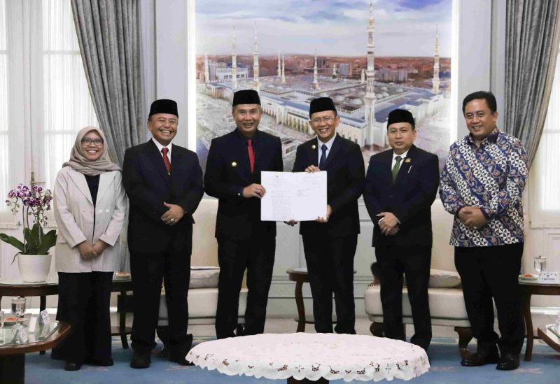 Pj Gubernur Jawa Barat, Bey Triadi Machmudin, menyerahkan Surat Keputusan (SK) Perpanjangan Penjabat Bupati Bekasi dari Menteri Dalam Negeri (Mendagri) M Tito Karnavian kepada Dr. H. Dani Ramdan, MT, di Gedung Pakuan, Kota Bandung, pada Kamis (23/5/2024).