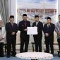 Pj Gubernur Jawa Barat, Bey Triadi Machmudin, menyerahkan Surat Keputusan (SK) Perpanjangan Penjabat Bupati Bekasi dari Menteri Dalam Negeri (Mendagri) M Tito Karnavian kepada Dr. H. Dani Ramdan, MT, di Gedung Pakuan, Kota Bandung, pada Kamis (23/5/2024).