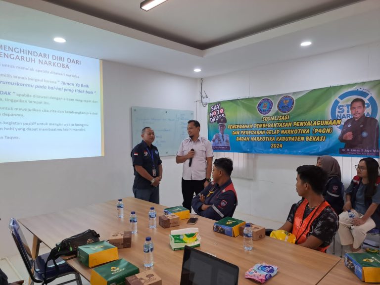 Badan Narkotika Kabupaten (BNK) Bekasi Sosialisasikan Pencegahan, Pemberantasan, Penyalahgunaan, dan Peredaran Gelap Narkoba (P4GN).kepada Staf maupun Karyawan PT. Hutama Karya Proyek Proving Ground Bekasi.
