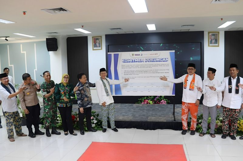 Pemerintah Kabupaten Bekasi resmi meluncurkan Fitur Penerimaan Peserta Didik Baru (PPDB) Online Tingkat Sekolah Menengah Pertama (SMP) Tahun Ajaran 2024/2045 pada super qplikasi layanan publik Bekasi Nyambung Bae (Bebunge) 2.0, bertempat di Aula Diskominfosantik, Kecamatan Cikarang Pusat, pada Jum'at (07/06/2024). 
