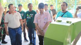 Plh. Bupati Bekasi, Iyan Priyatna didampingi Camat Serang Baru, Deni Mulyadi meresmikan gedung TPS3R dalam rangkaian kegiatan Mulia Eco Fest 2024, yang berlangsung di Taman Ekoriparian Desa Sukaragam Kecamatan Serang Baru, Minggu (23/06/2024).
