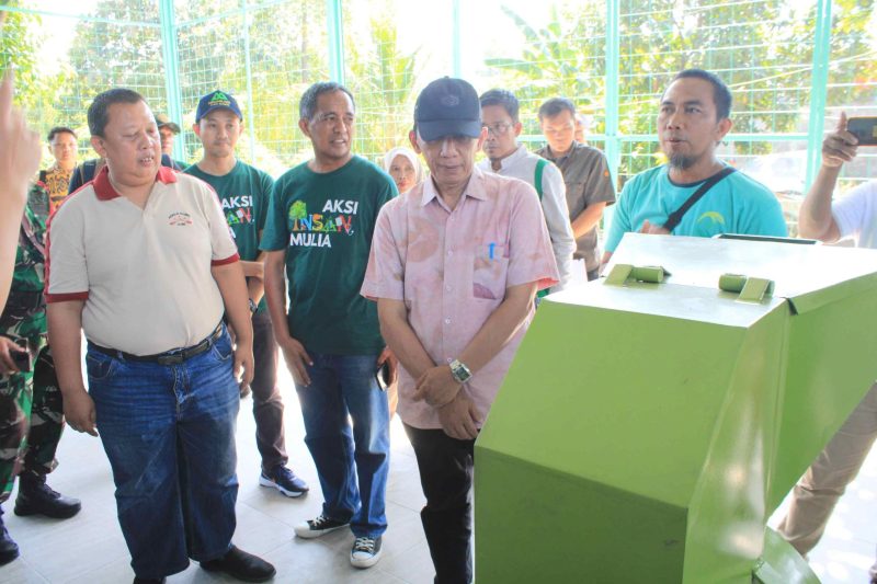 Plh. Bupati Bekasi, Iyan Priyatna didampingi Camat Serang Baru, Deni Mulyadi meresmikan gedung TPS3R dalam rangkaian kegiatan Mulia Eco Fest 2024, yang berlangsung di Taman Ekoriparian Desa Sukaragam Kecamatan Serang Baru, Minggu (23/06/2024).
