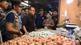 Kepala Dinas Perdagangan dan Perindustrian serta Camat/Lurah setempat, Pj. Wali Kota Bekasi Gani Muhamad menyambangi para pedagang di sana.