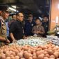 Kepala Dinas Perdagangan dan Perindustrian serta Camat/Lurah setempat, Pj. Wali Kota Bekasi Gani Muhamad menyambangi para pedagang di sana.