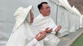 Pj Bupati Bekasi Dani Ramdan bersama Ibu Ria Sabaria saat melaksanakan wukuf di Padang Arafah.
